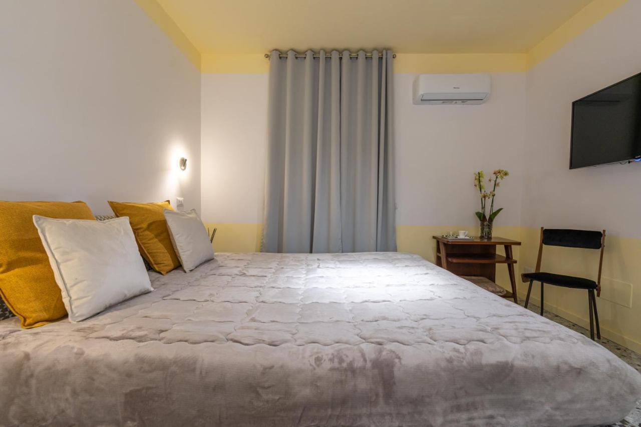 ナポリ Teatro Toledo 272 Bed & Breakfast エクステリア 写真
